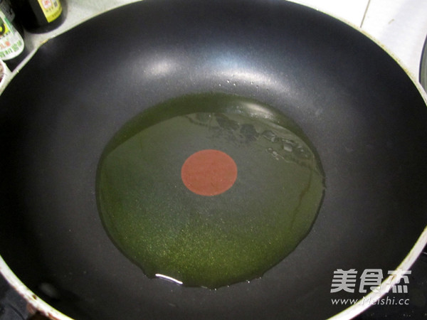 #素食也美味#香芹炒<a href=/shicai/shucai/MuEr/index.html target=_blank><u>木耳</u></a>的做法