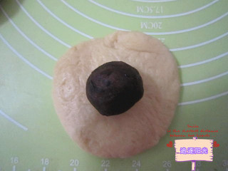 豆沙香酥粒<a href=/shicai/mimian/MianBao/index.html target=_blank><u>面包</u></a>