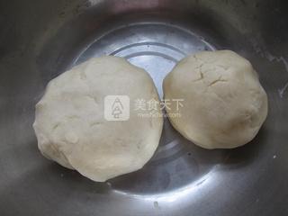 豆沙<a href=/shicai/shucai/JuHua/index.html target=_blank><u>菊花</u></a>酥