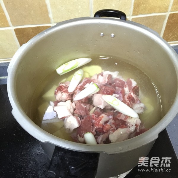 <a href=/shicai/rouqin/NiuRou/index.html target=_blank><u>牛肉</u></a>泡饼的做法