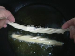 自制放心<a href=/shicai/mimian/YouTiao/index.html target=_blank><u>油条</u></a>