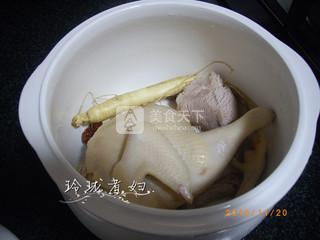 鲜<a href=/shicai/shucai/RenSen/index.html target=_blank><u>人参</u></a>老鸡汤