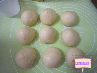 豆沙香酥粒<a href=/shicai/mimian/MianBao/index.html target=_blank><u>面包</u></a>