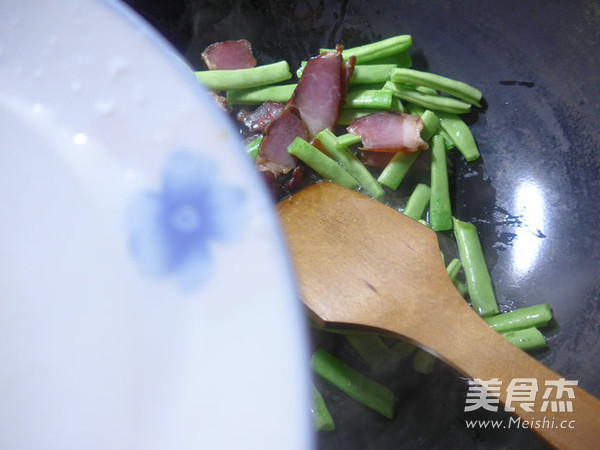 <a href=/shicai/shucai/MoGu/index.html target=_blank><u>蘑菇</u></a>酱肉炒梅豆的做法