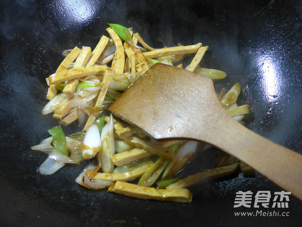 大葱炒<a href=/shicai/mimian/DouFu/index.html target=_blank><u>豆腐</u></a>干的做法