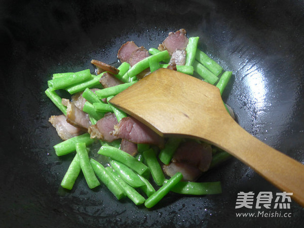 <a href=/shicai/shucai/MoGu/index.html target=_blank><u>蘑菇</u></a>酱肉炒梅豆的做法