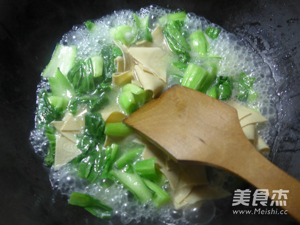 浓汤宝菜芯煮<a href=/shicai/mimian/QianZhang/index.html target=_blank><u>千张</u></a>的做法