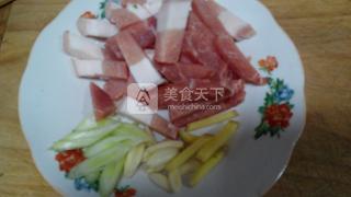 <a href=/shicai/rouqin/WuHuaRou/index.html target=_blank><u>五花肉</u></a>炒香芹