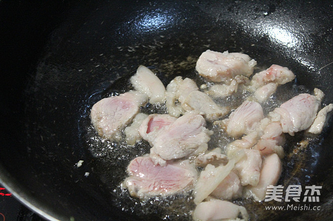 <a href=/shicai/shucai/MoGu/index.html target=_blank><u>蘑菇</u></a>炒肉的做法