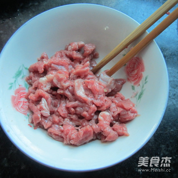 <a href=/shicai/rouqin/NiuRou/index.html target=_blank><u>牛肉</u></a>炒<a href=/shicai/mimian/YouTiao/index.html target=_blank><u>油条</u></a>的做法