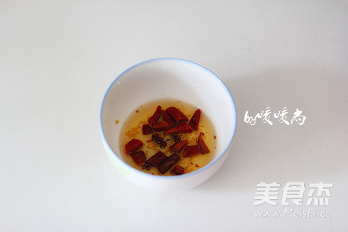 凉拌<a href=/shicai/shucai/XiHuLu/index.html target=_blank><u>西葫芦</u></a>丝的做法