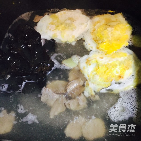 <a href=/shicai/rouqin/JiDan/index.html target=_blank><u>鸡蛋</u></a>瘦肉汤的做法