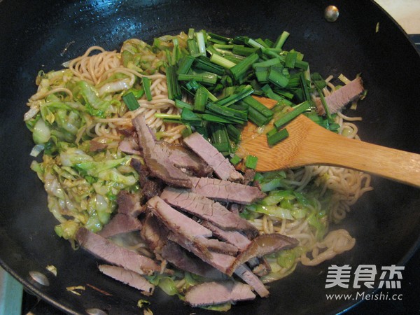 <a href=/shicai/rouqin/NiuRou/index.html target=_blank><u>牛肉</u></a>包菜炒面的做法