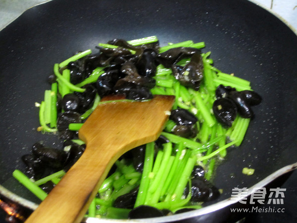 #素食也美味#香芹炒<a href=/shicai/shucai/MuEr/index.html target=_blank><u>木耳</u></a>的做法