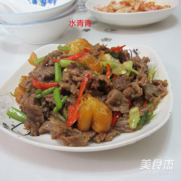 <a href=/shicai/rouqin/NiuRou/index.html target=_blank><u>牛肉</u></a>炒<a href=/shicai/mimian/YouTiao/index.html target=_blank><u>油条</u></a>的做法