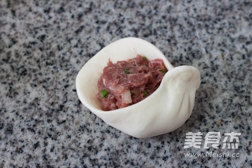 <a href=/shicai/rouqin/NiuRou/index.html target=_blank><u>牛肉</u></a>馅饼的做法