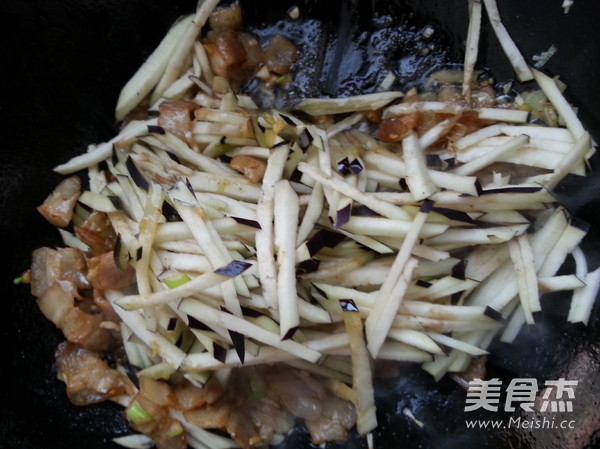 长茄炒<a href=/shicai/rouqin/WuHuaRou/index.html target=_blank><u>五花肉</u></a>的做法