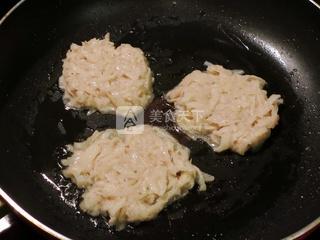 <a href=/shicai/shucai/TuDou/index.html target=_blank><u>土豆</u></a>饼 Hash brown