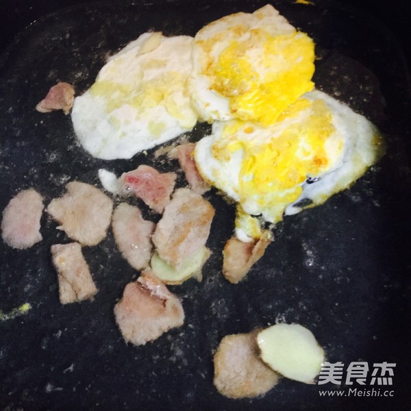 <a href=/shicai/rouqin/JiDan/index.html target=_blank><u>鸡蛋</u></a>瘦肉汤的做法