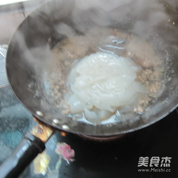 肉末<a href=/shicai/mimian/FenPi/index.html target=_blank><u>粉皮</u></a>汤的做法