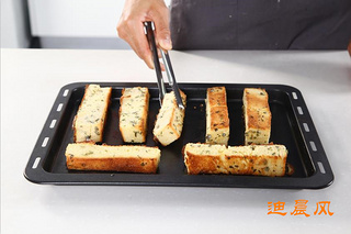 香葱酥脆<a href=/shicai/mimian/MianBao/index.html target=_blank><u>面包</u></a>条