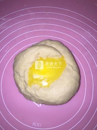 蚕宝宝<a href=/shicai/mimian/MianBao/index.html target=_blank><u>面包</u></a>