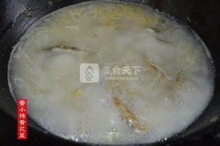 双黄汤（黄刺鱼煮<a href=/shicai/shucai/HuangHuaCai/index.html target=_blank><u>黄<a href=/shicai/shucai/HuaCai/index.html target=_blank><u>花菜</u></a></u></a>汤）