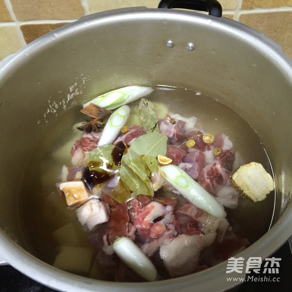 <a href=/shicai/rouqin/NiuRou/index.html target=_blank><u>牛肉</u></a>泡饼的做法