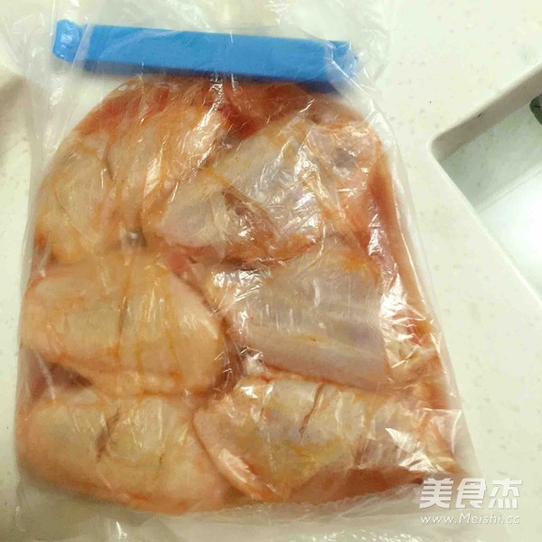 超级简单料包版奥尔良烤<a href=/shicai/rouqin/JiChi/index.html target=_blank><u>鸡翅</u></a>的做法