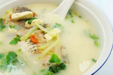 鲫<a href=/shicai/shuichanpin/YuDoufu/index.html target=_blank><u>鱼<a href=/shicai/mimian/DouFu/index.html target=_blank><u>豆腐</u></a></u></a>汤的做法 