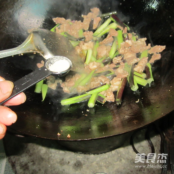 红苔菜炒肉的做法