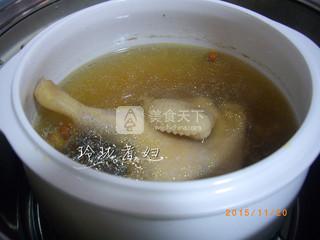 鲜<a href=/shicai/shucai/RenSen/index.html target=_blank><u>人参</u></a>老鸡汤