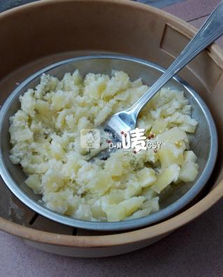 薯蓉<a href=/shicai/rouqin/RouSong/index.html target=_blank><u>肉松</u></a>蛋糕卷