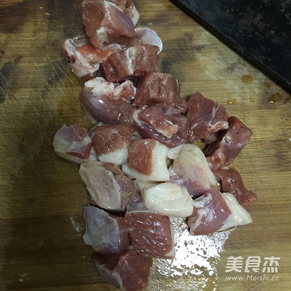 <a href=/shicai/rouqin/YangRou/index.html target=_blank><u>羊肉</u></a>丸子汤的做法