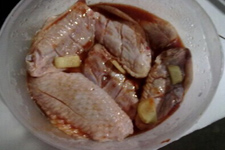 烤<a href=/shicai/rouqin/JiChi/index.html target=_blank><u>鸡翅</u></a>的腌制方法