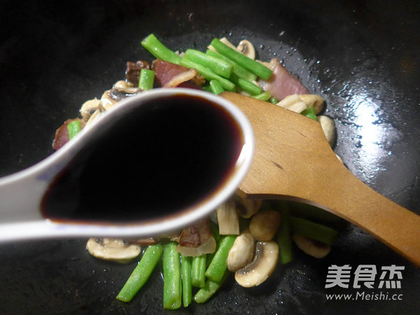 <a href=/shicai/shucai/MoGu/index.html target=_blank><u>蘑菇</u></a>酱肉炒梅豆的做法