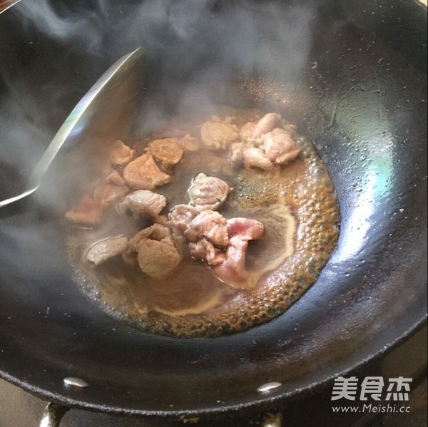 肉片炒<a href=/shicai/shucai/SiGua/index.html target=_blank><u>丝瓜</u></a>的做法