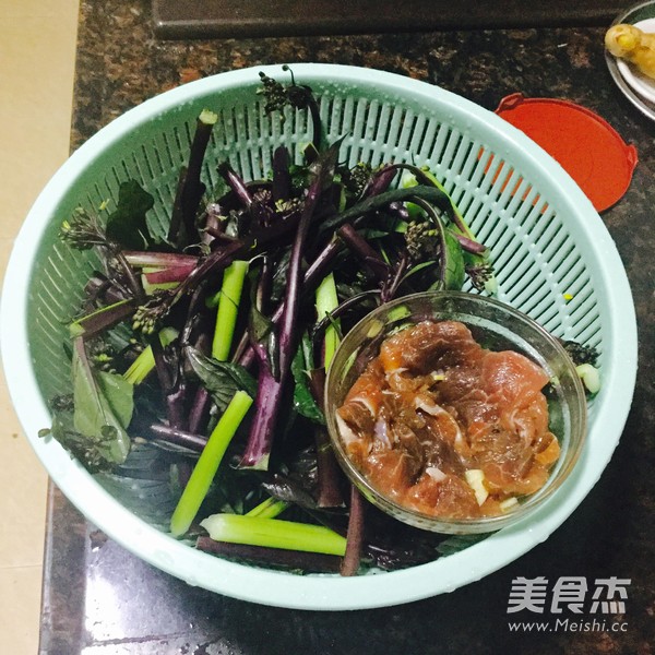 肉片炒<a href=/shicai/shucai/CaiXin/index.html target=_blank><u>菜心</u></a>的做法