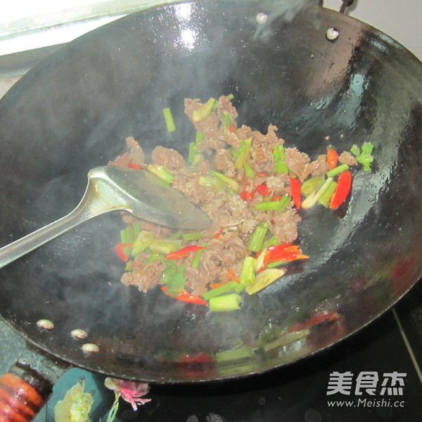 <a href=/shicai/rouqin/NiuRou/index.html target=_blank><u>牛肉</u></a>炒<a href=/shicai/mimian/YouTiao/index.html target=_blank><u>油条</u></a>的做法