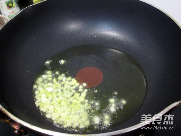 #素食也美味#香芹炒<a href=/shicai/shucai/MuEr/index.html target=_blank><u>木耳</u></a>的做法