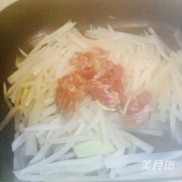 肉片焖<a href=/shicai/shucai/LuoBo/index.html target=_blank><u>萝卜</u></a>的做法