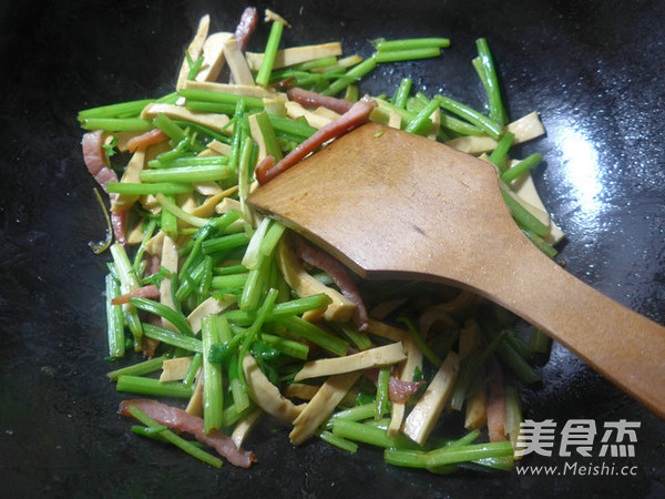 酱肉素鸡炒<a href=/shicai/shucai/QinCai/index.html target=_blank><u>芹菜</u></a>的做法