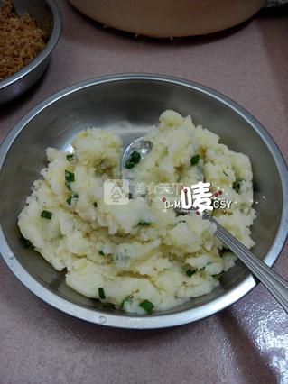 薯蓉<a href=/shicai/rouqin/RouSong/index.html target=_blank><u>肉松</u></a>蛋糕卷