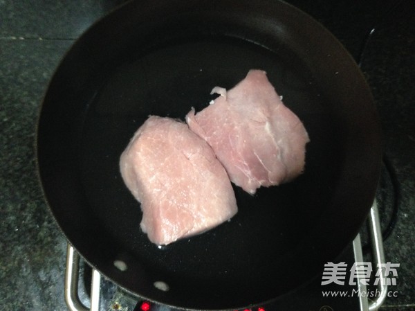 酱拌手撕肉<a href=/shicai/rouqin/JiDan/index.html target=_blank><u>鸡蛋</u></a>饼汉堡的做法