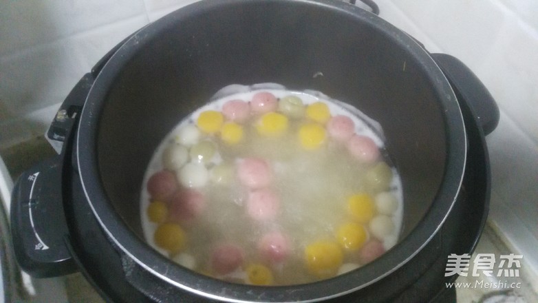 双红荷包蛋煮彩色汤圆的做法