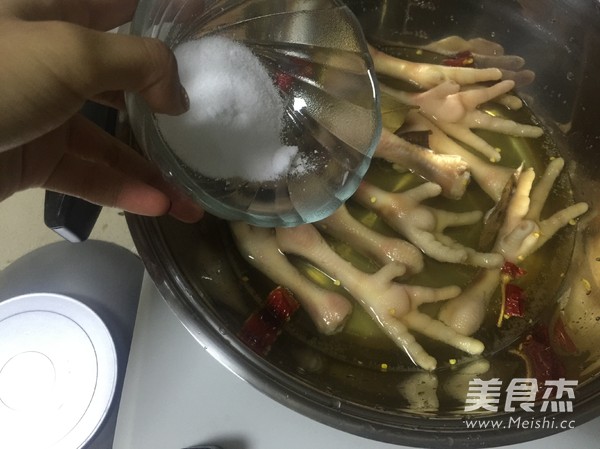 香卤凤爪的做法