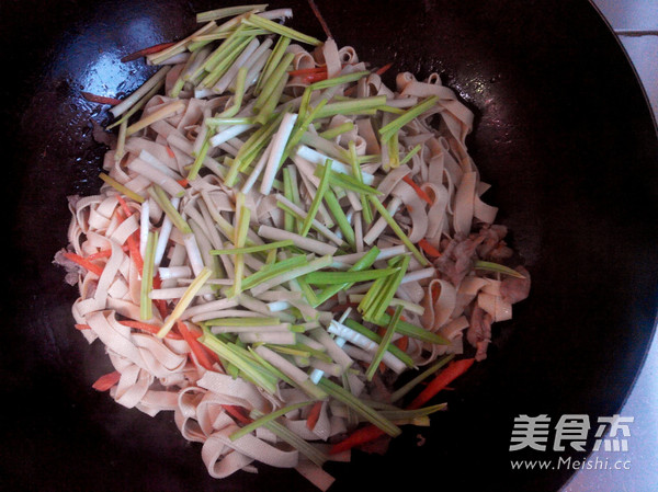 干<a href=/shicai/mimian/DouFu/index.html target=_blank><u>豆腐</u></a>炒肉的做法