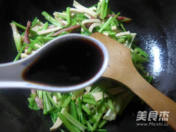 酱肉素鸡炒<a href=/shicai/shucai/QinCai/index.html target=_blank><u>芹菜</u></a>的做法