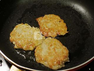 <a href=/shicai/shucai/TuDou/index.html target=_blank><u>土豆</u></a>饼 Hash brown