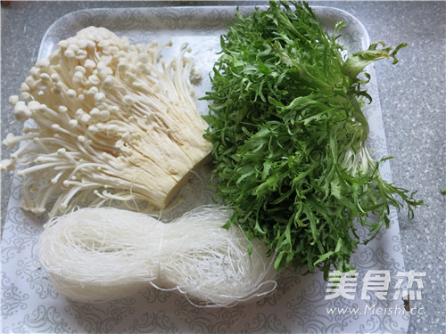 凉拌<a href=/shicai/shucai/KuJu/index.html target=_blank><u>苦菊</u></a>金针菇的做法